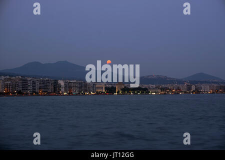 Thessaloniki, Griechenland. 07 Aug, 2017. August Vollmond über Weiße Turm von Thessaloniki, Griechenland steigt. Credit: bestravelvideo/Alamy leben Nachrichten Stockfoto