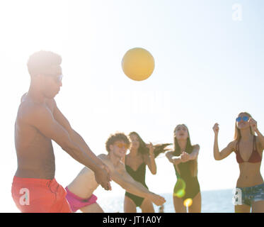 Gruppe von Freunden zu Beach-Volleyball am Strand spielen Stockfoto