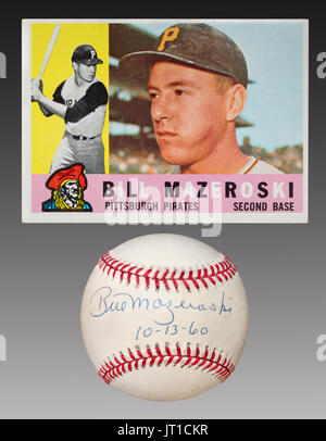 1960 baseball Card und handsignierte Baseball durch Pittsburgh Pirate zweiter Basisspieler Bill Mazeroski vom 10-13-60. Bill ist der einzige Spieler in der Geschichte der MLB Stockfoto