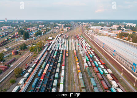 Güterzüge. Luftaufnahme von bunten Güterzüge. Bahnhof. Wagen mit Güter auf die Bahn. Die Schwerindustrie. Industrial Szene mit Zügen, ci Stockfoto