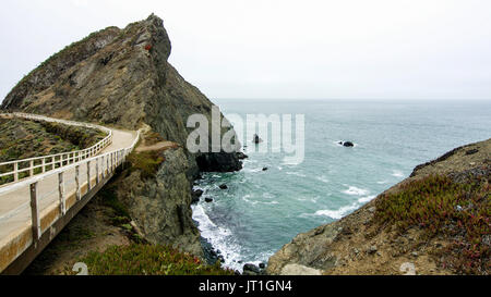 Pfad zu Point Bonita Leuchtturm, Felsen und Küstenlinie auf einer typischen Trueb Tag im San Francisco Bay Eingang Stockfoto