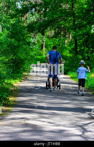 Großvater und Enkel fahren mit dem Fahrrad in der City Park. 28. Mai 2017. Stockfoto