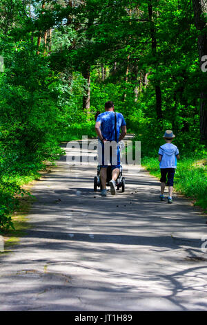 Großvater und Enkel fahren mit dem Fahrrad in der City Park. 28. Mai 2017. Stockfoto