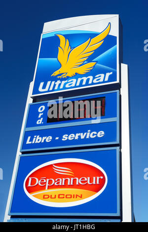 Zeichen für eine Ultramar gas Station und Dépanneur (Supermarkt) in der Provinz Québec (Kanada). Stockfoto