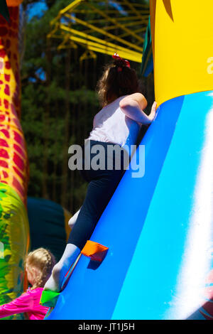 Kinder spielen auf der aufblasbaren Kinderspielplatz im Stadtpark. 28. Mai 2017. Stockfoto