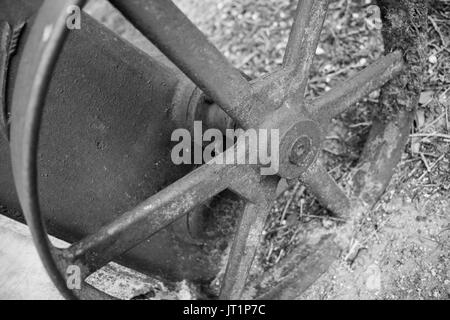 Ein speichenrad aus einer alten, antiken Brunnen Pumpe, verrostet, mit viel Patina. Stockfoto