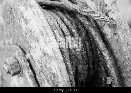 Closeup Bild eines alten, verrosteten Winde von einem bootsanhänger, zeigt die ausgefransten Stahl Kabel. Stockfoto