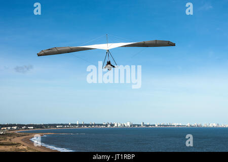 Punta del Este der Atlantikküste Uruguay - 2. August 2017: Hängegleiter fliegt über die Punta Ballena Kap Stockfoto