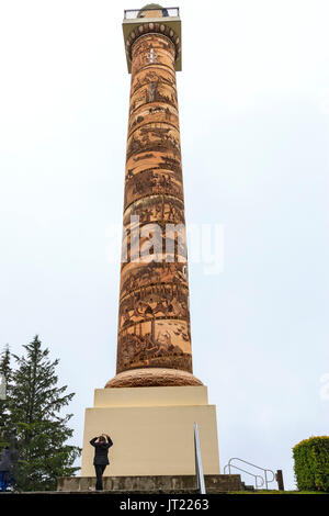 Das Astoria Spalte ist ein Turm mit Blick auf die Mündung des Columbia River auf Coxcomb Hill in Astoria, Oregon. Stockfoto