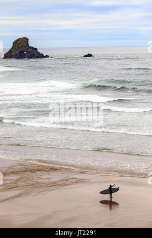 Surfer gehen Sie zu surfen und zurück, von indischen Strand Trailhead, im Ecola State Park in Oregon, USA. Dieser Strand ist sehr beliebt bei Surfern. Stockfoto