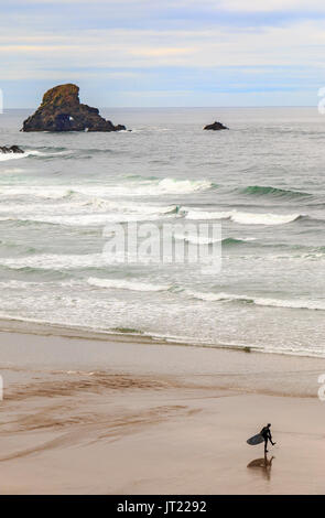 Surfer gehen Sie zu surfen und zurück, von indischen Strand Trailhead, im Ecola State Park in Oregon, USA. Dieser Strand ist sehr beliebt bei Surfern. Stockfoto