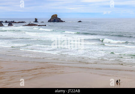 Mann zeigt junge, wie man surft, von indischen Strand Trailhead, im Ecola State Park in Oregon, USA. Dieser Strand ist sehr beliebt bei Surfer Stockfoto