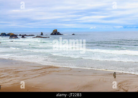 Mann zeigt junge, wie man surft, von indischen Strand Trailhead, im Ecola State Park in Oregon, USA. Dieser Strand ist sehr beliebt bei Surfer Stockfoto