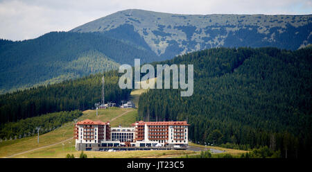 Malerische Sommer Blick auf die Karpaten Landschaft mit grünen Wäldern, Hügeln, grünen Wiesen und blauem Himmel in der Ukraine Stockfoto