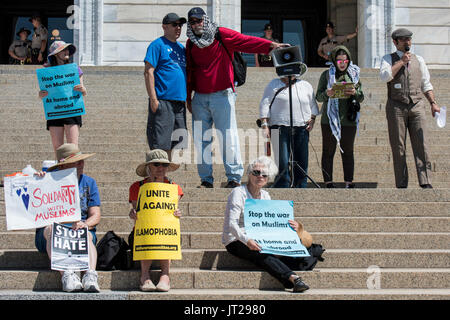 St. Paul, Minnesota. State Capitol. Pro Scharia Demonstranten counterprotesting eine Rallye, die im Capitol Die critizes Scharia ist. Stockfoto