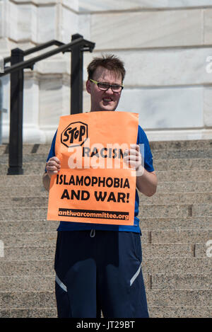 St. Paul, Minnesota. State Capitol. Pro Scharia Demonstranten counterprotesting eine Rallye, die im Capitol Die critizes Scharia ist. Stockfoto