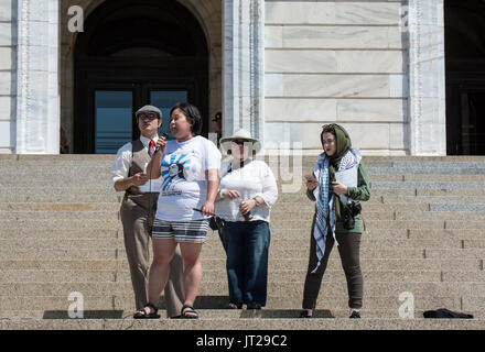 St. Paul, Minnesota. Pro Scharia Demonstranten counterprotesting eine Rallye, die im Capitol Die critizes Scharia ist. Ein Jude, Moslem, Asi Stockfoto