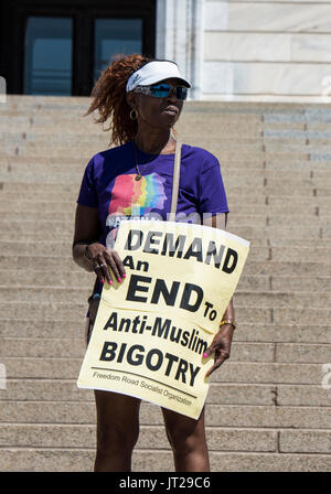 St. Paul, Minnesota. State Capitol. Pro Scharia Demonstranten counterprotesting eine Rallye, die im Capitol Die critizes Scharia ist. Stockfoto