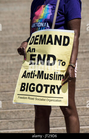 St. Paul, Minnesota. State Capitol. Pro Scharia Demonstranten counterprotesting eine Rallye, die im Capitol Die critizes Scharia ist. Stockfoto