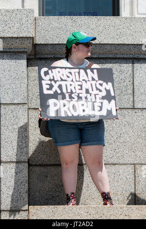 St. Paul, Minnesota. State Capitol. Pro Scharia Demonstranten counterprotesting eine Rallye, die im Capitol Die critizes Scharia ist. Stockfoto