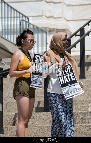 St. Paul, Minnesota. State Capitol. Pro Scharia Demonstranten counterprotesting eine Rallye, die im Capitol Die critizes Scharia ist. Stockfoto