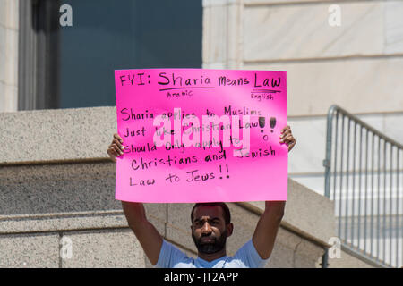 St. Paul, Minnesota. State Capitol. Pro Scharia Demonstranten counterprotesting eine Rallye, die im Capitol Die critizes Scharia ist. Stockfoto