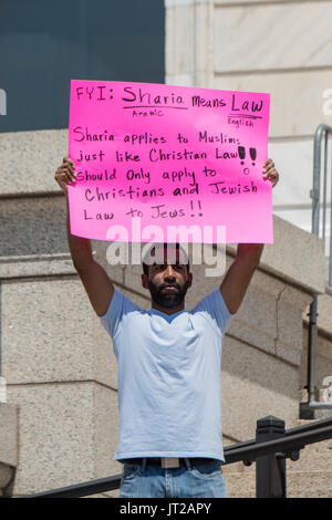 St. Paul, Minnesota. State Capitol. Pro Scharia Demonstranten counterprotesting eine Rallye, die im Capitol Die critizes Scharia ist. Stockfoto