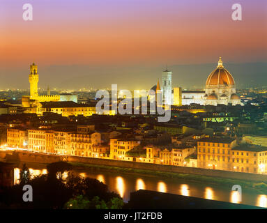 Überblick über Florenz in der Abenddämmerung von der Piazzale Michelangelo mit der Stadt Florenz im Hintergrund, Lombardei, Italien Stockfoto