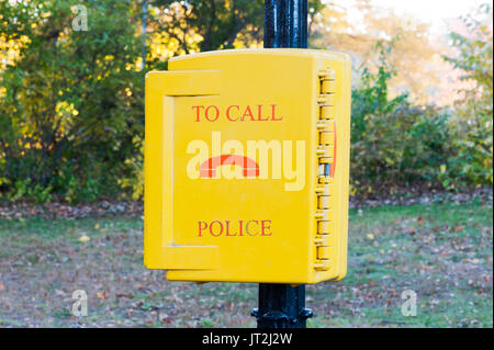 Notruf Polizei gelbe Box in einer New York City Park Stockfoto