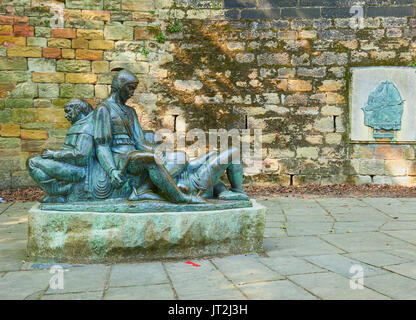 Bronze Skulptur 1952 von James Woodford von Friar Tuck lesen Little John und Stukely, Castle Road, Nottingham, East Midlands, England Stockfoto