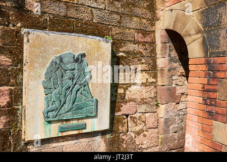 Bronze Skulptur von James woodford von Robin Hood und Little John kämpfen auf einer Brücke, Castle Road, Nottingham, East Midlands, England 1952 Stockfoto