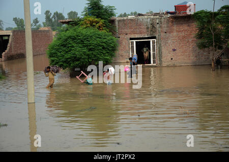 Lahore, Pakistan. 6. August 2017. Blick von der Flut betroffenen Bereich in Sadhoke Dorf etwa 40km von Lahore, Pakistan. Hochwasser überflutet das Gebiet aufgrund einer Verletzung in den schützenden Deich überflutet Nullah Dek. Bildnachweis: Rana Sajid Hussain/Pacific Press/Alamy Live-Nachrichten Stockfoto