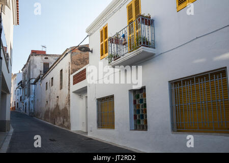 Blick auf die Straße mit Wohn häuser. Calafell, Spanischer Ferienort Stockfoto