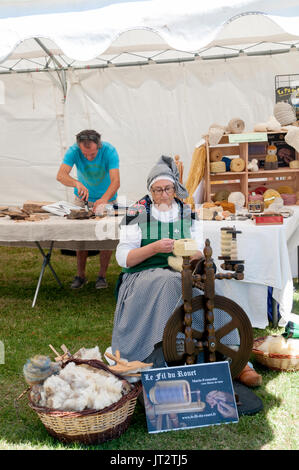 Frau spinnt Wolle auf dem Sonntagsmarkt in Arreau, Hautes-Pyrénées, Frankreich. Stockfoto