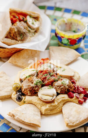 Chabamba frisch gebackenes Brot mit aubergine Sauce Stockfoto