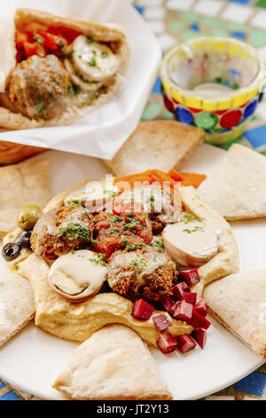 Chabamba frisch gebackenes Brot mit aubergine Sauce Stockfoto