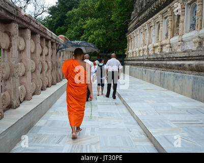 Die Menschen wandern in der Mahabodhi Tempel Komplex in Bodhgaya, Indien. Die mahabodhi Vihar, ein UNESCO-Weltkulturerbe, ist ein buddhistischer Tempel. Stockfoto
