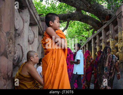 Bodh Gaya, Indien - Jul 9, 2015. Leute an der Mahabodhi Tempel Komplex in Bodhgaya, Indien zu beten. Die mahabodhi Vihar, ein UNESCO-Weltkulturerbe, ist ein Stockfoto