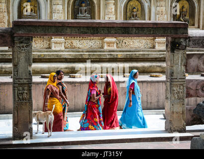 Bodh Gaya, Indien - Jul 9, 2015. Indische Frauen gehen an Mahabodhi Tempel Komplex in Bodhgaya, Indien. Die mahabodhi Vihar, ein UNESCO-Weltkulturerbe Stockfoto