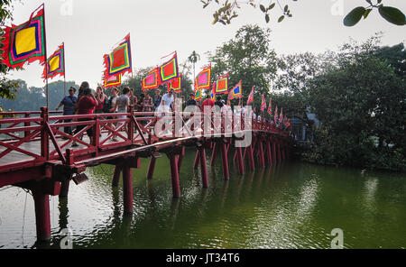 Hanoi, Vietnam - Sep 22, 2013. Menschen zu Fuß auf die huc Bridge am sonnigen Tag in der Stadt Hanoi, Vietnam. Das huc Bridge ist ein schöner Bau suchen Stockfoto