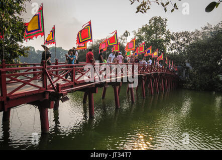 Hanoi, Vietnam - Sep 22, 2013. Menschen zu Fuß auf die huc Bridge in Stadt Hanoi, Vietnam. Das huc Bridge ist ein schöner Bau in der befindet sich hören Stockfoto