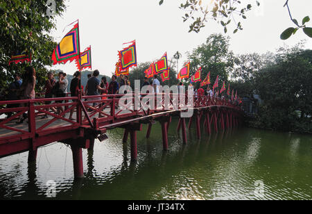 Hanoi, Vietnam - Sep 22, 2013. Menschen zu Fuß auf die huc Bridge bei Sommer in der Stadt Hanoi, Vietnam. Das huc Bridge ist ein schöner Bau i Stockfoto