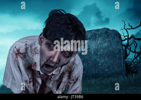 Detailansicht der asiatischen zombie Mann Gesicht mit Blut auf dem Grab Stockfoto