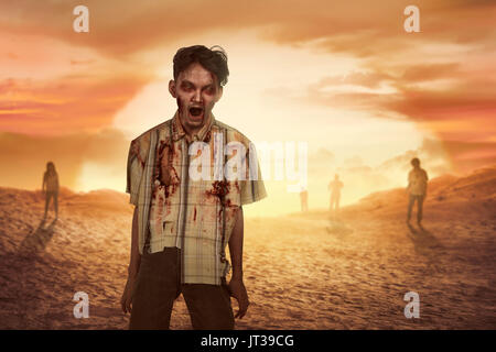 Menge von aggressiven asiatischen Zombies mit blutigen Gesicht auf Sonnenuntergang Hintergrund Stockfoto