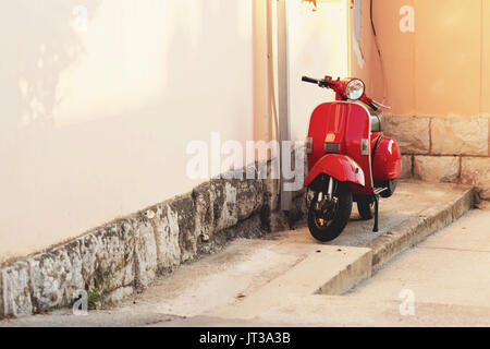Red vintage Roller in der Nähe einer Wand geparkt Stockfoto