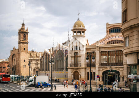 Valencia, Spanien - Juni 3, 2017: Äußere des Mercado Central Market und Santos Juanes Kirche in Valencia, Spanien Stockfoto