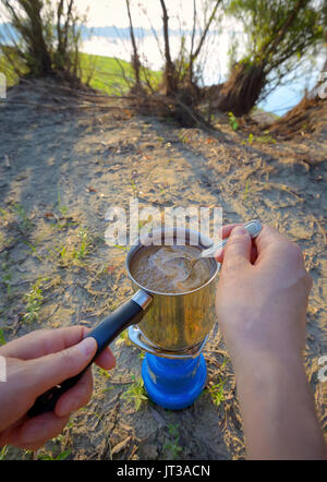 Kaffee am Lagerfeuer am Morgen Zeit Stockfoto