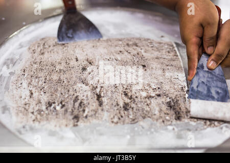 Thailand Wok gebratenes Eis rollt mit freeze Pan. Organische, natürliche gerollt Eis, Dessert. Stockfoto