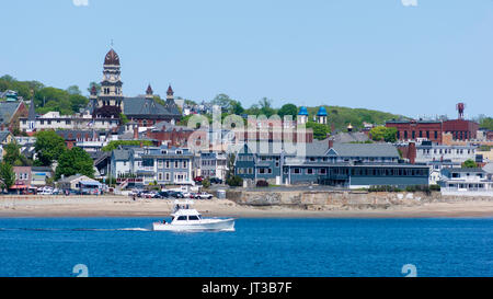 Kleine Yacht Kreuzfahrt in Gloucester Gloucester Hafen, mit dem Meer im Hintergrund. Cape Ann, Massachusetts. Stockfoto