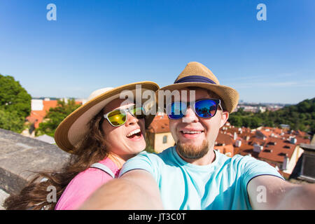 Glückliches junges Paar in Liebe nimmt Selfie portrait in Prag, Tschechische Republik. Ziemlich Touristen machen lustige Fotos für Reisen Blog in Europa. Stockfoto